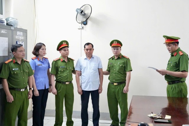 Vụ 'xã hội đen núp bóng doanh nhân' ở Phú Thọ: Bắt Phó Chủ tịch UBND phường Phúc Yên- Ảnh 1. Vụ 'xã hội đen núp bóng doanh nhân' ở Phú Thọ: Bắt Phó Chủ tịch UBND phường Phúc Yên- Ảnh 1.