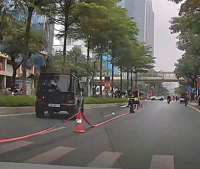 Ô tô Mercedes G63 tông tử vong cụ ông trên phố Đào Tấn- Ảnh 2.