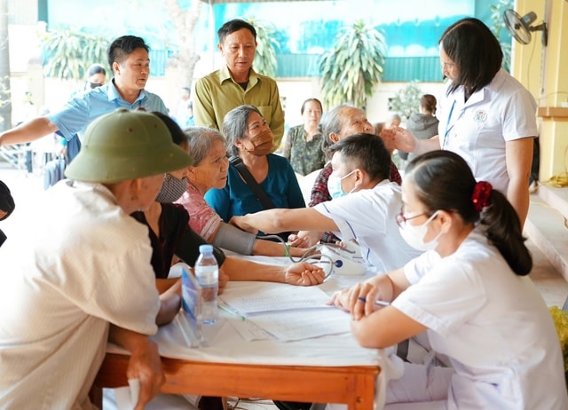 Đưa dịch vụ y tế về cơ sở, hơn 300 người dân được khám miễn phí- Ảnh 1.