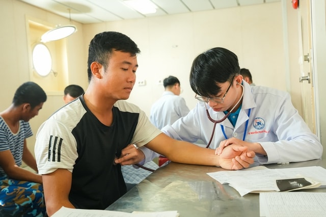 65 y, bác sĩ TPHCM ra Trường Sa chăm sóc sức khỏe cho quân và dân- Ảnh 1.