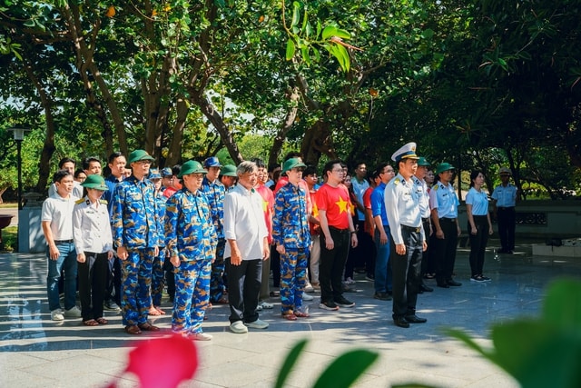 65 y, bác sĩ TPHCM ra Trường Sa chăm sóc sức khỏe cho quân và dân- Ảnh 9.