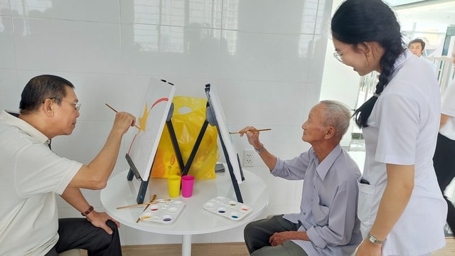 TPHCM trước bài toán mức sinh thấp: Chính sách cần ‘chạm’ đến quyết định của mỗi gia đình- Ảnh 2.