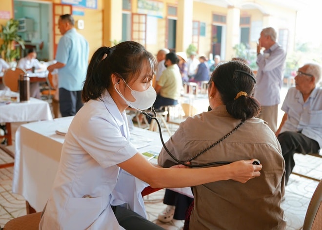 Đưa dịch vụ y tế về cơ sở, hơn 300 người dân được khám miễn phí- Ảnh 3.