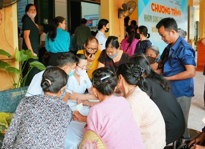 Đưa dịch vụ y tế về cơ sở, hơn 300 người dân được khám miễn phí- Ảnh 5.