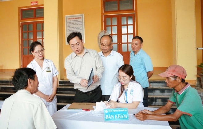 Đưa dịch vụ y tế về cơ sở, hơn 300 người dân được khám miễn phí- Ảnh 2.