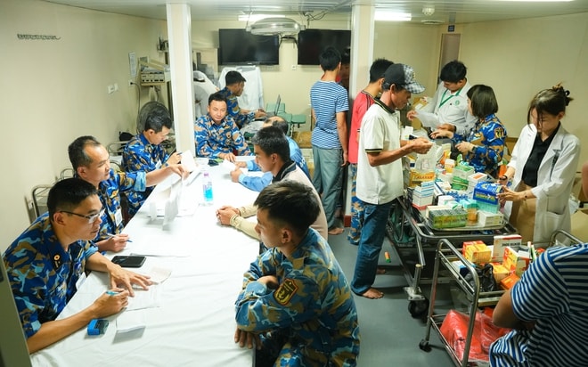 65 y, bác sĩ TPHCM ra Trường Sa chăm sóc sức khỏe cho quân và dân- Ảnh 7.
