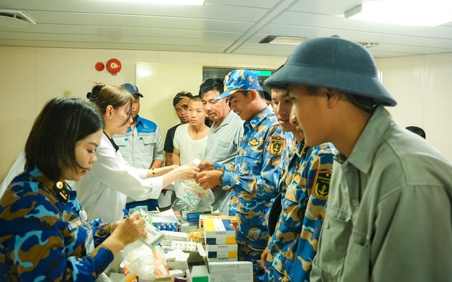 65 y, bác sĩ TPHCM ra Trường Sa chăm sóc sức khỏe cho quân và dân- Ảnh 8.