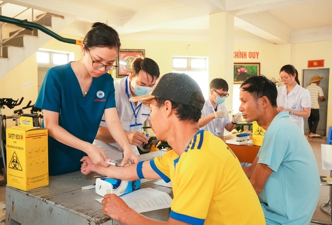 65 y, bác sĩ TPHCM ra Trường Sa chăm sóc sức khỏe cho quân và dân- Ảnh 2.