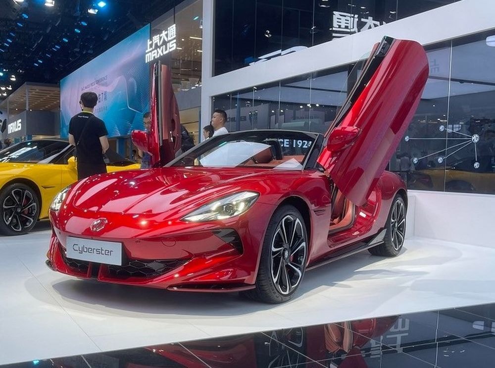 Xe thể thao thuần điện MG Cyberster sở hữu thiết kế cửa mở cánh chim độc đáo.