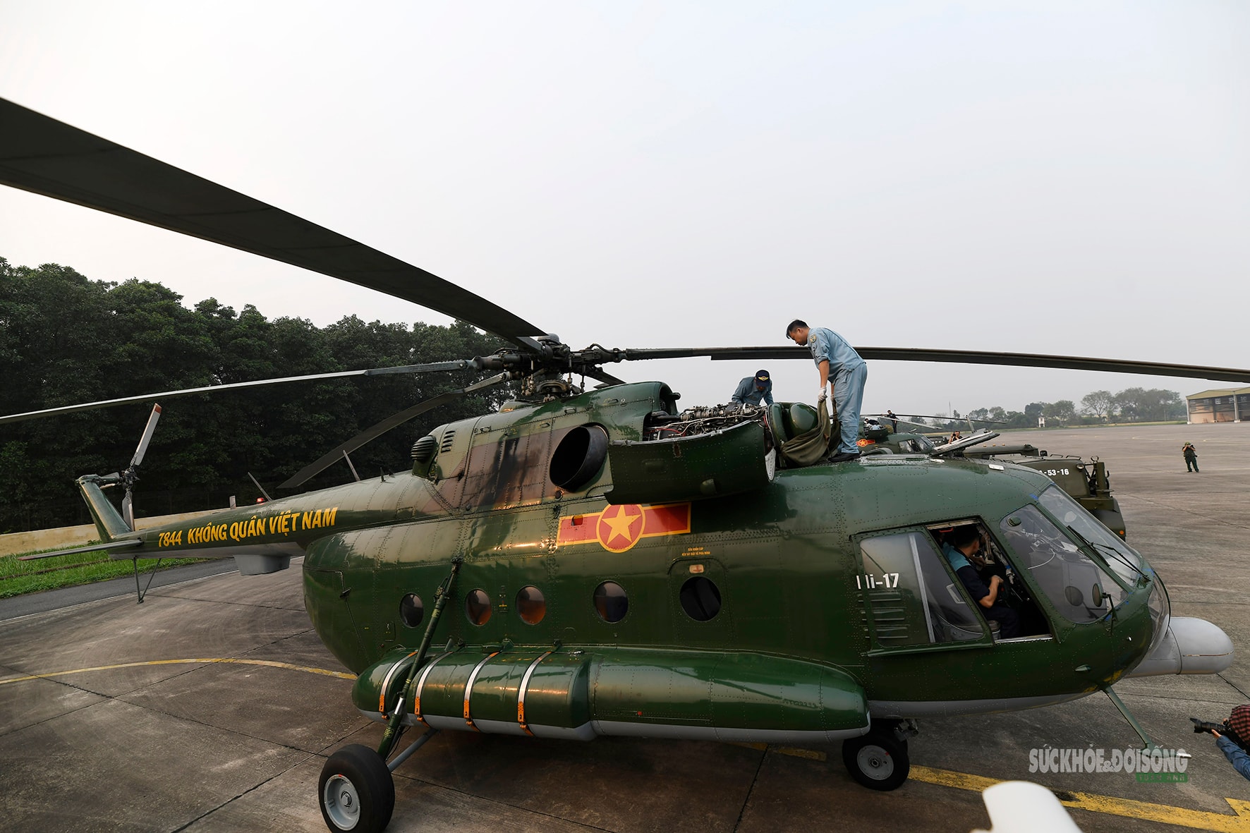 Khi trực thăng 'vẽ lửa' trên bầu trời đêm- Ảnh 1.