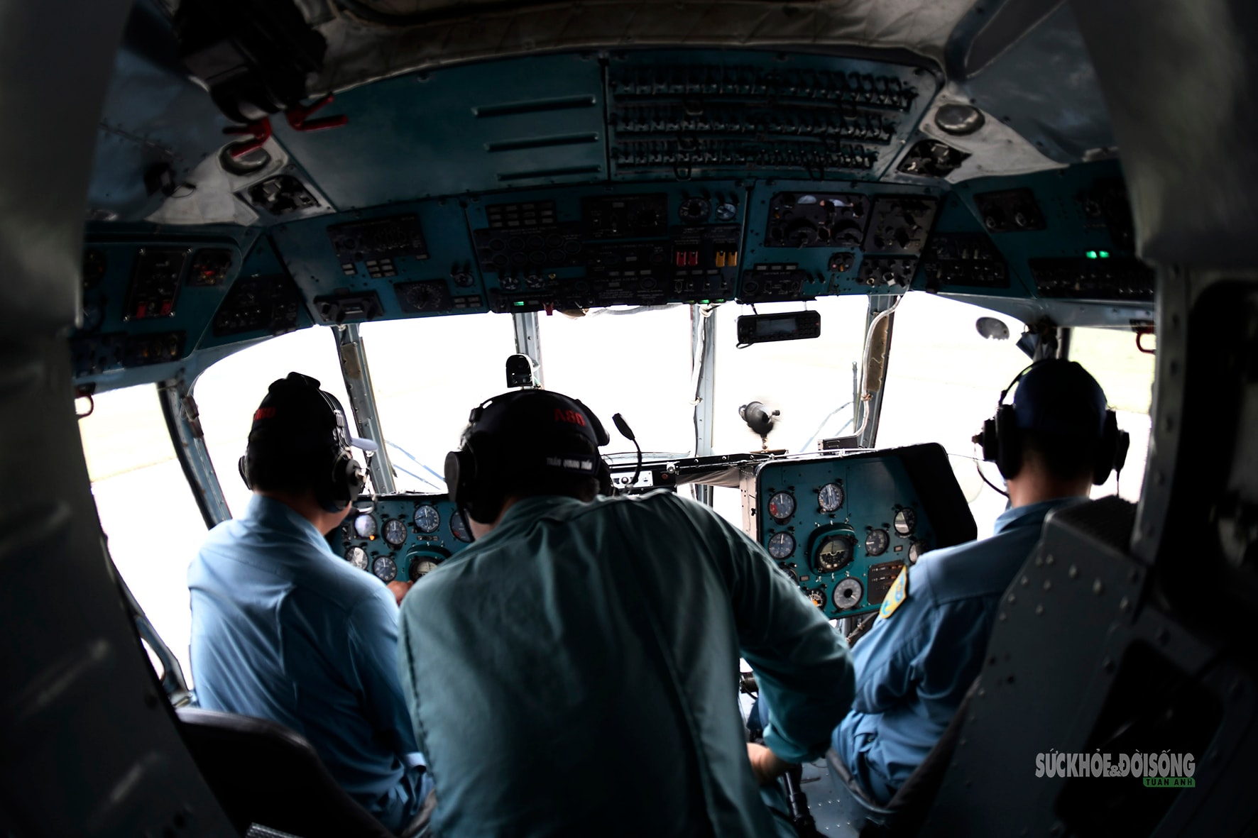 Khi trực thăng 'vẽ lửa' trên bầu trời đêm- Ảnh 4.