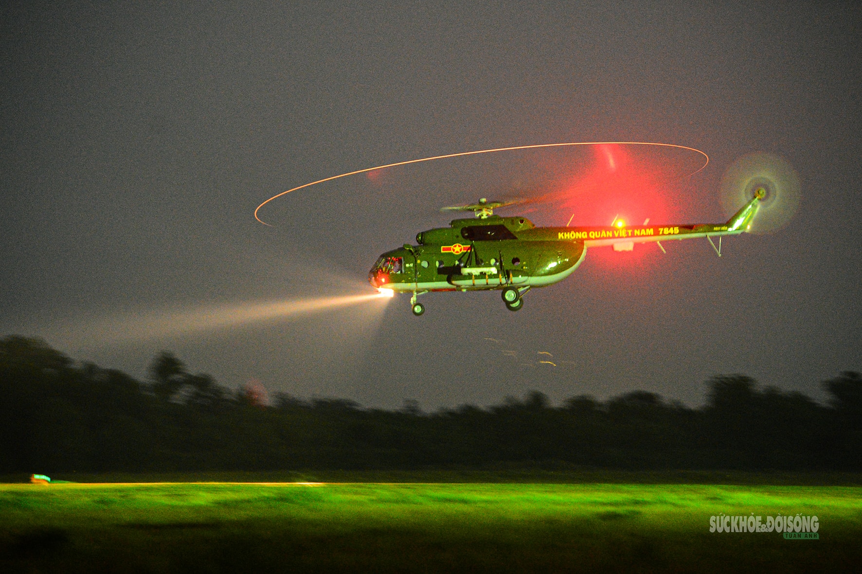 Khi trực thăng 'vẽ lửa' trên bầu trời đêm- Ảnh 7.