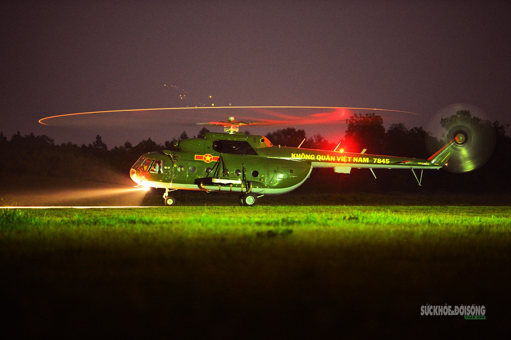 Khi trực thăng 'vẽ lửa' trên bầu trời đêm- Ảnh 14.