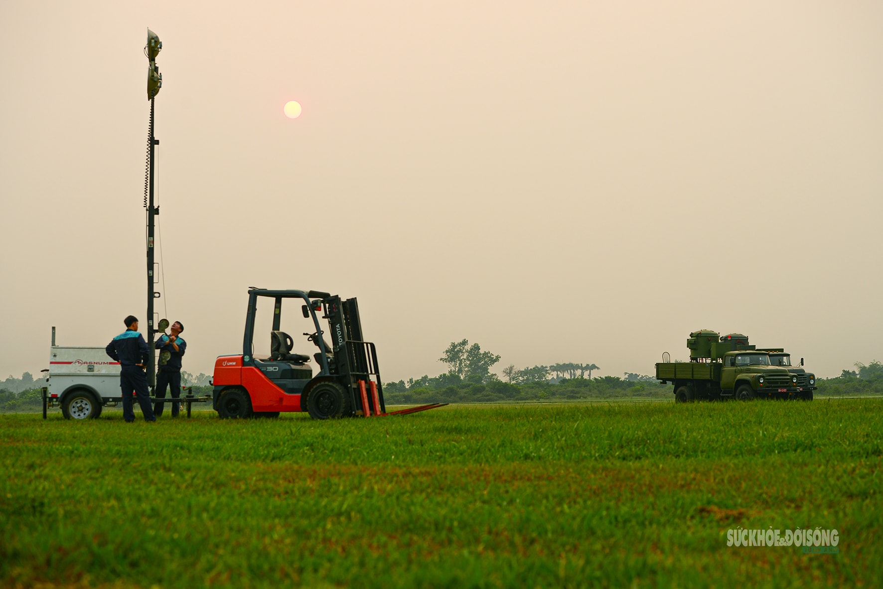 Khi trực thăng 'vẽ lửa' trên bầu trời đêm- Ảnh 9.