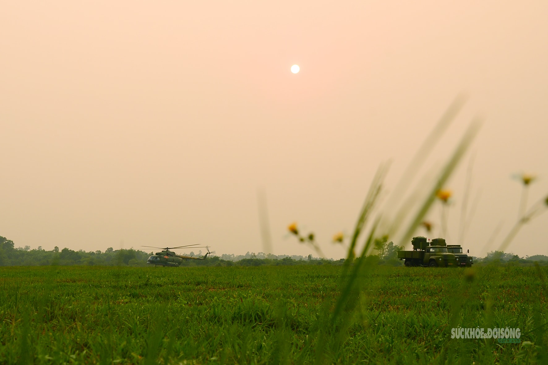 Khi trực thăng 'vẽ lửa' trên bầu trời đêm- Ảnh 5.