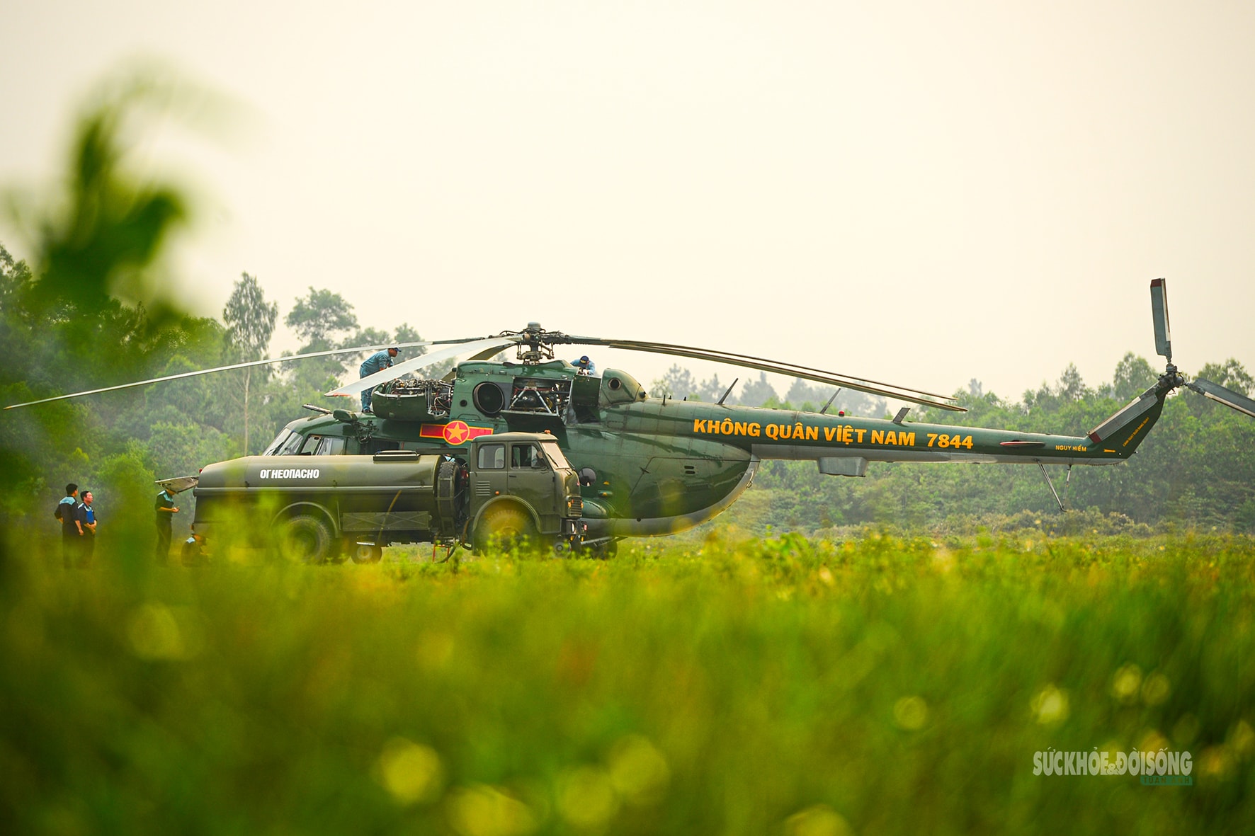 Khi trực thăng 'vẽ lửa' trên bầu trời đêm- Ảnh 3.