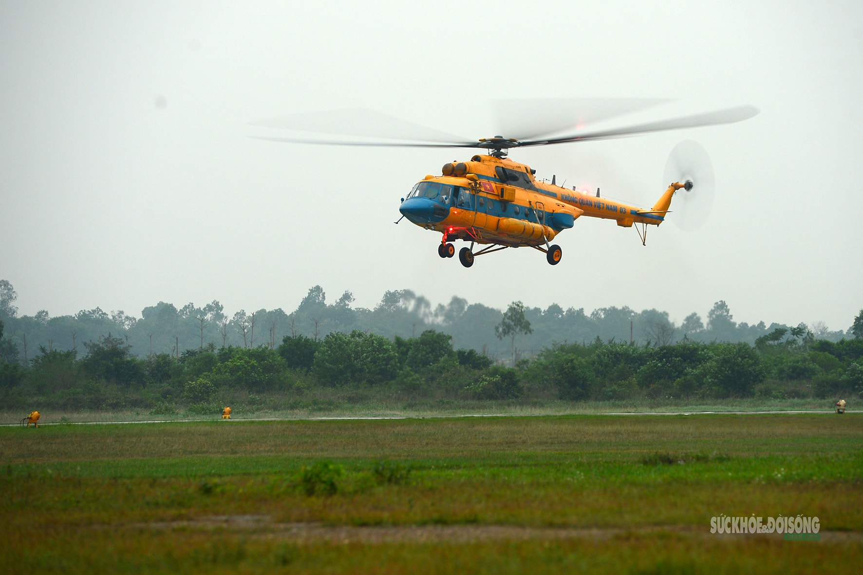 Khi trực thăng 'vẽ lửa' trên bầu trời đêm- Ảnh 10.