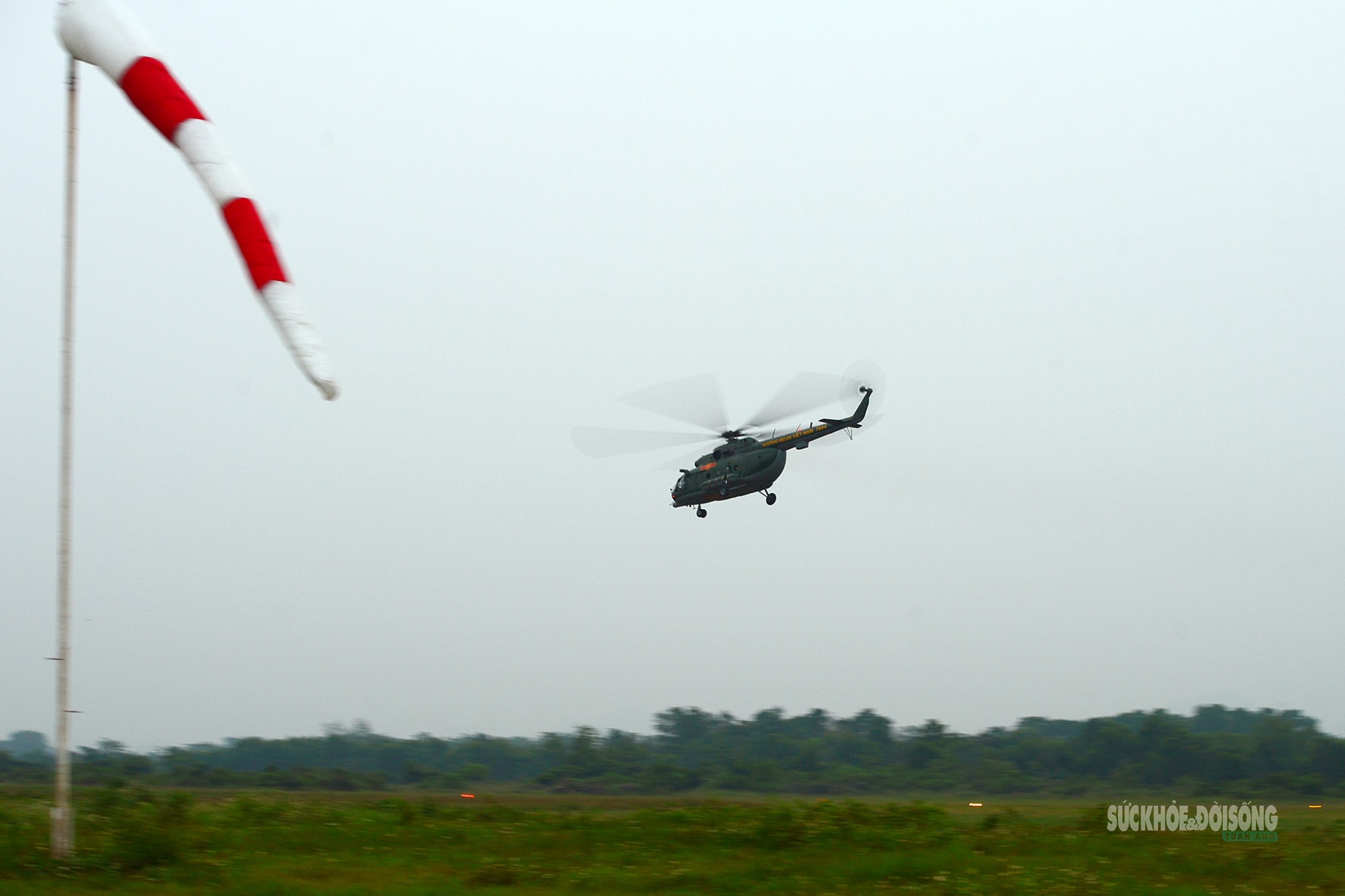 Khi trực thăng 'vẽ lửa' trên bầu trời đêm- Ảnh 11.