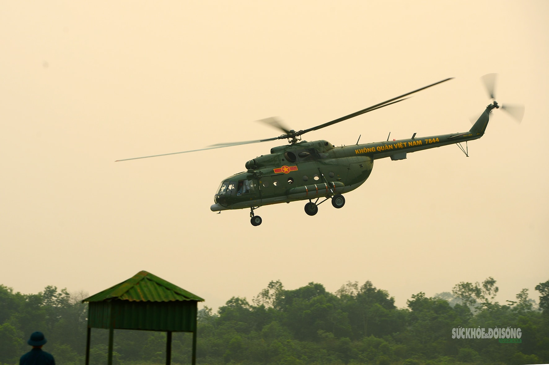 Khi trực thăng 'vẽ lửa' trên bầu trời đêm- Ảnh 12.