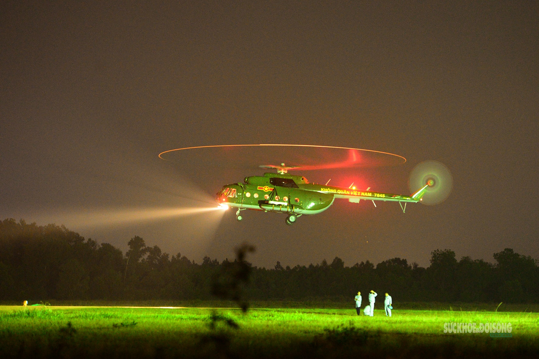 Khi trực thăng 'vẽ lửa' trên bầu trời đêm- Ảnh 6.