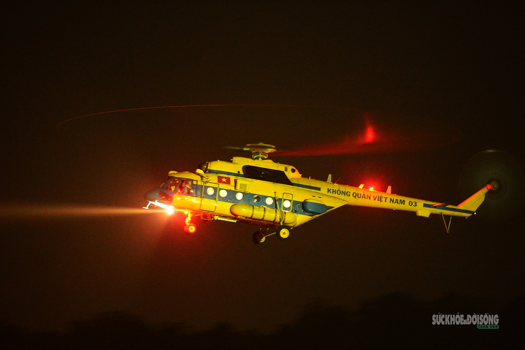 Khi trực thăng 'vẽ lửa' trên bầu trời đêm- Ảnh 13.