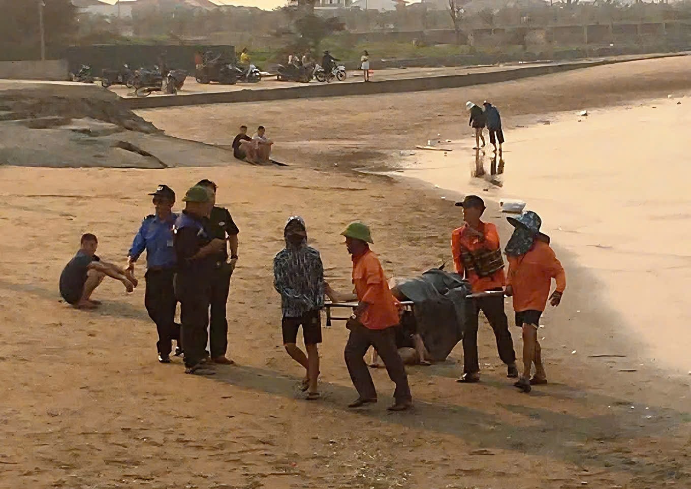 Nam sinh lớp 10 lao vào dòng nước xoáy cứu được 2 người ở biển Cửa Lò- Ảnh 1.