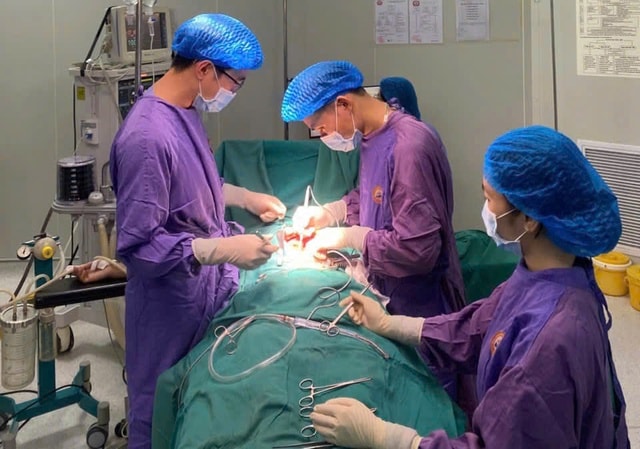 Cứu sống bệnh nhân 79 tuổi thủng đại tràng, viêm phúc mạc nguy kịch- Ảnh 1.