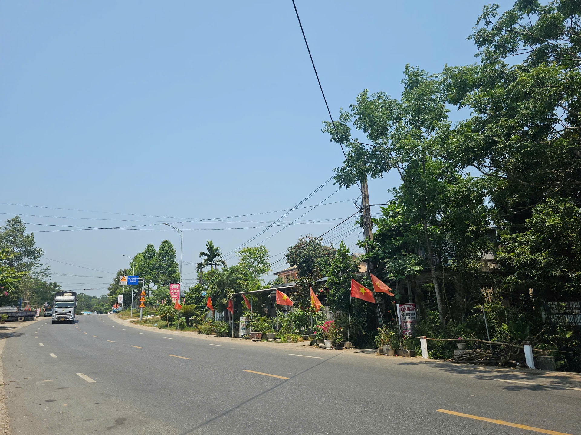 Quốc lộ 49 những ngày đầu thực hiện phương án phân luồng xe tải nặng- Ảnh 2.