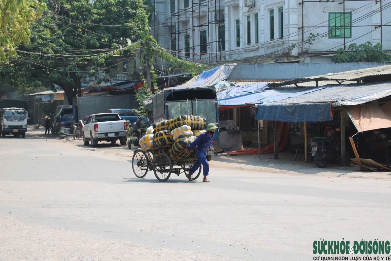 Người lao động Nghệ An oằn mình mưu sinh dưới cái nắng như đổ lửa- Ảnh 1.