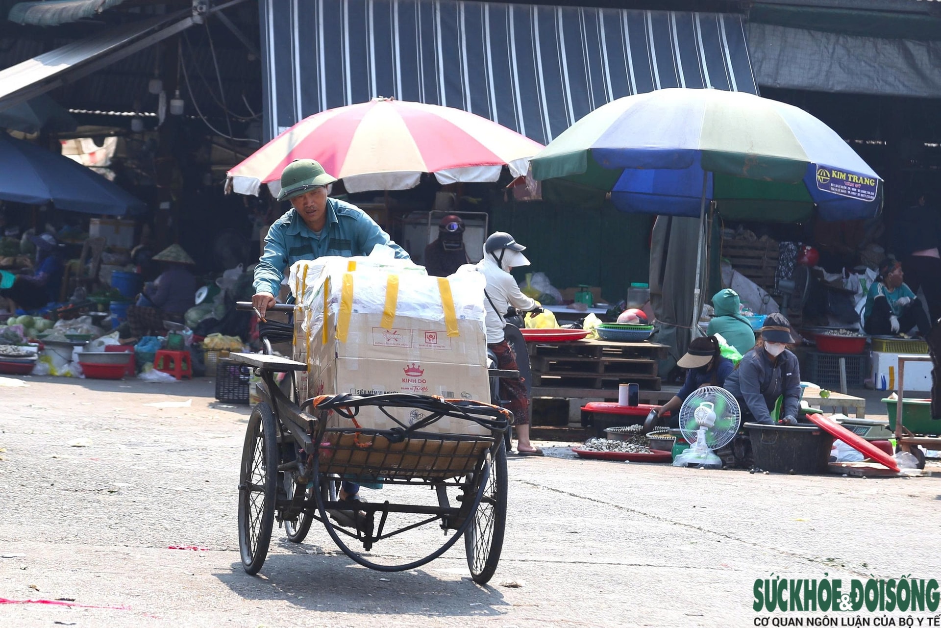 Người lao động Nghệ An oằn mình mưu sinh dưới cái nắng như đổ lửa- Ảnh 2.