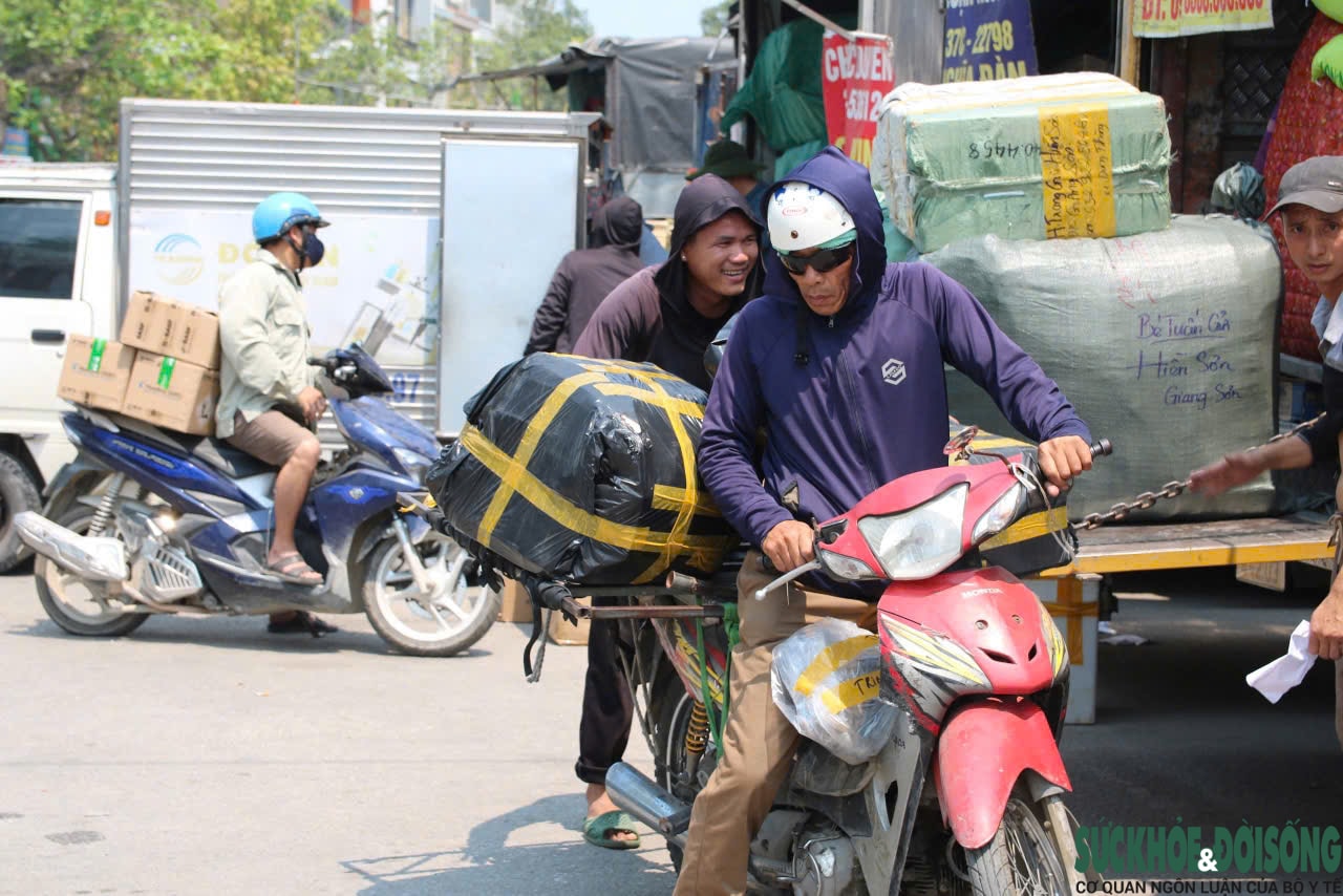 Người lao động Nghệ An oằn mình mưu sinh dưới cái nắng như đổ lửa- Ảnh 5.