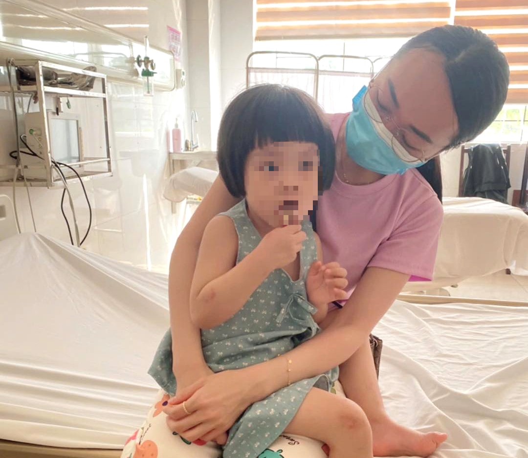 Người phụ nữ chở bé gái đến cổng đền Xã Tắc rồi bỏ lại- Ảnh 2.