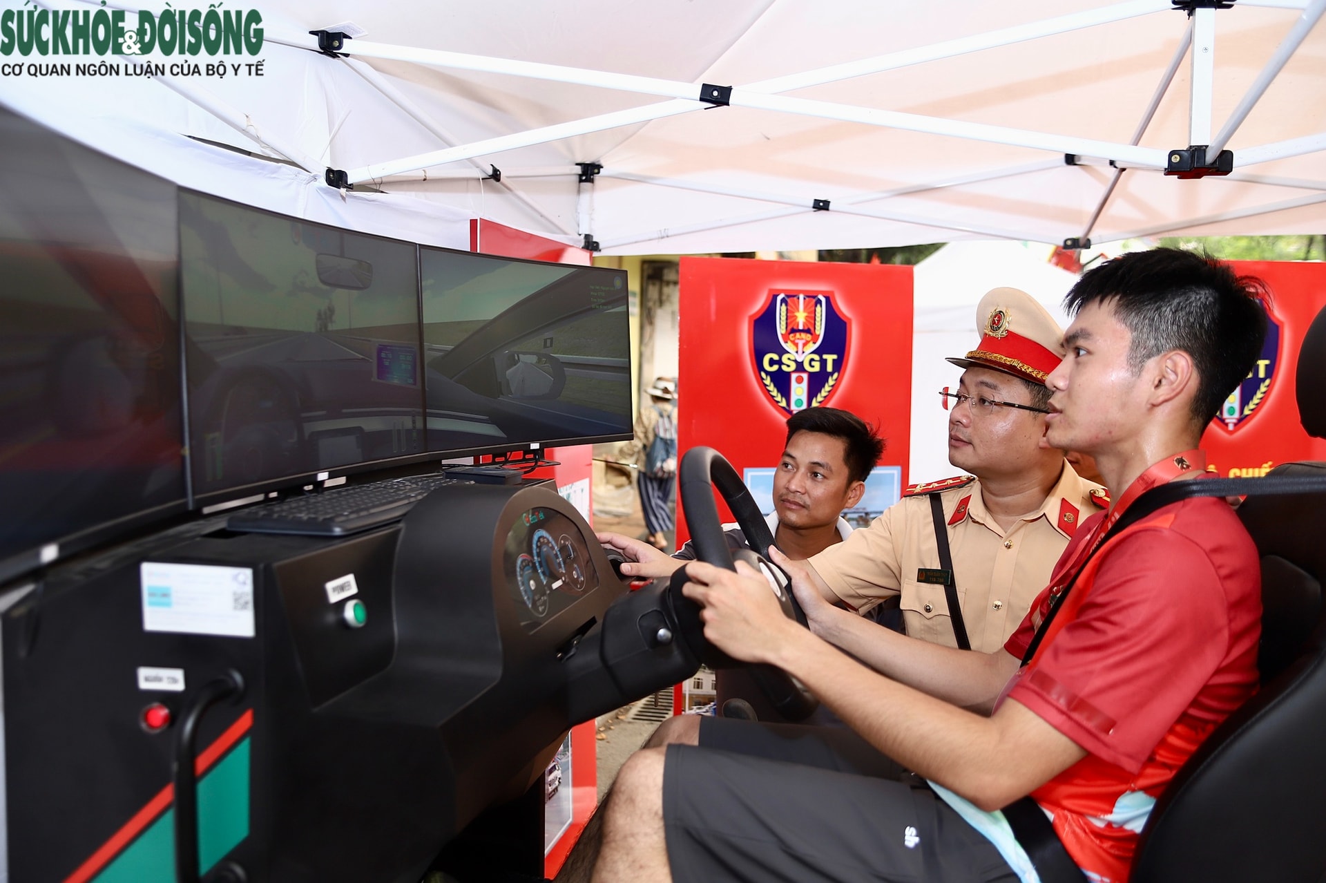 Hà Nội: Người dân trải nghiệm lái xe mô phỏng, thực hành chữa cháy ngay trên phố- Ảnh 2.