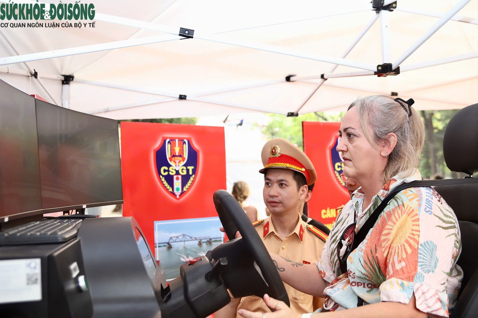 Hà Nội: Người dân trải nghiệm lái xe mô phỏng, thực hành chữa cháy ngay trên phố- Ảnh 6.