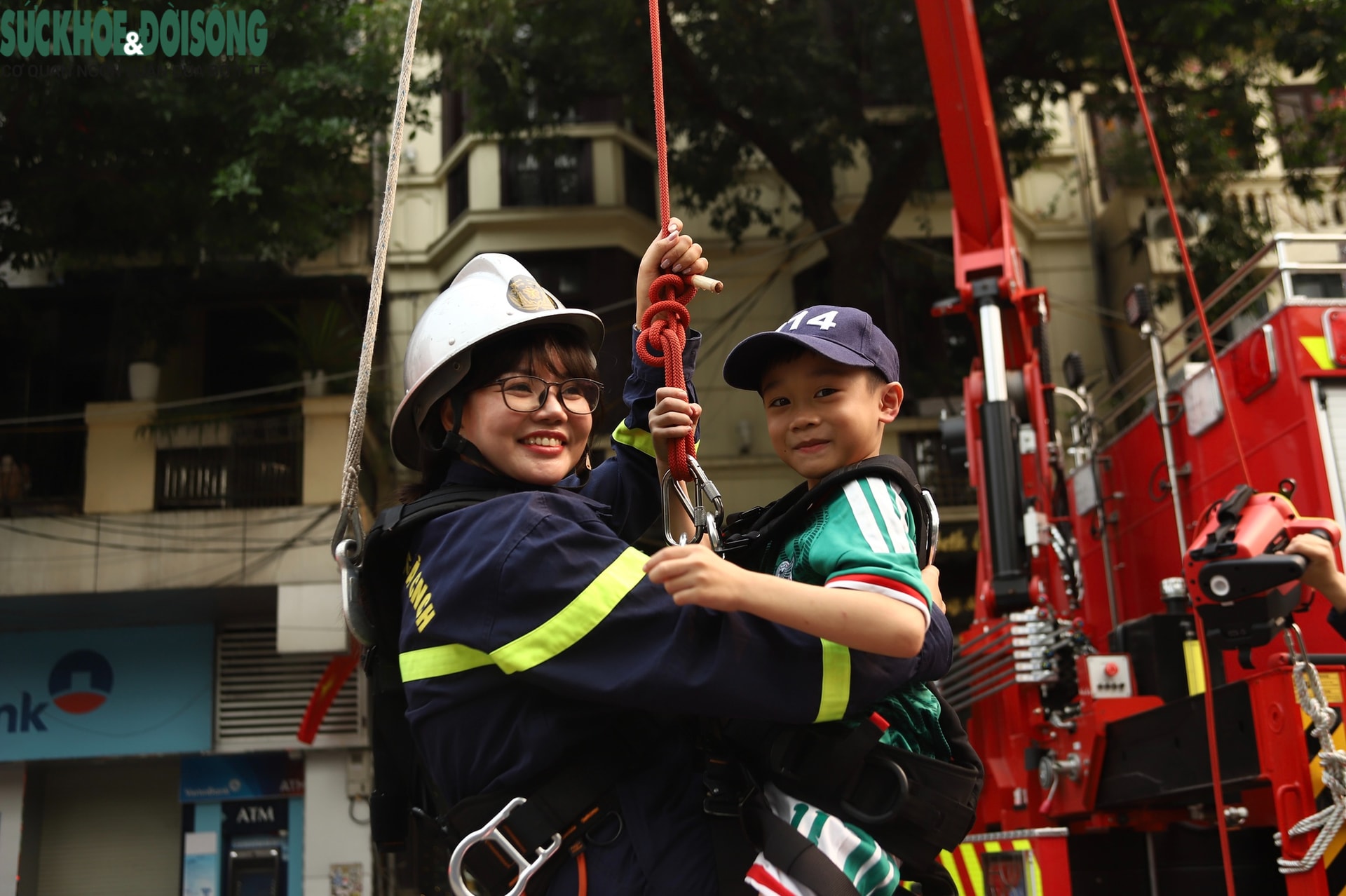 Hà Nội: Người dân trải nghiệm lái xe mô phỏng, thực hành chữa cháy ngay trên phố- Ảnh 7.