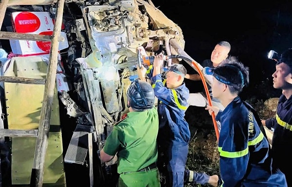 Tuyên Quang: Xuyên đêm giải cứu tài xế mắc kẹt dưới vực sâu 80m- Ảnh 2.