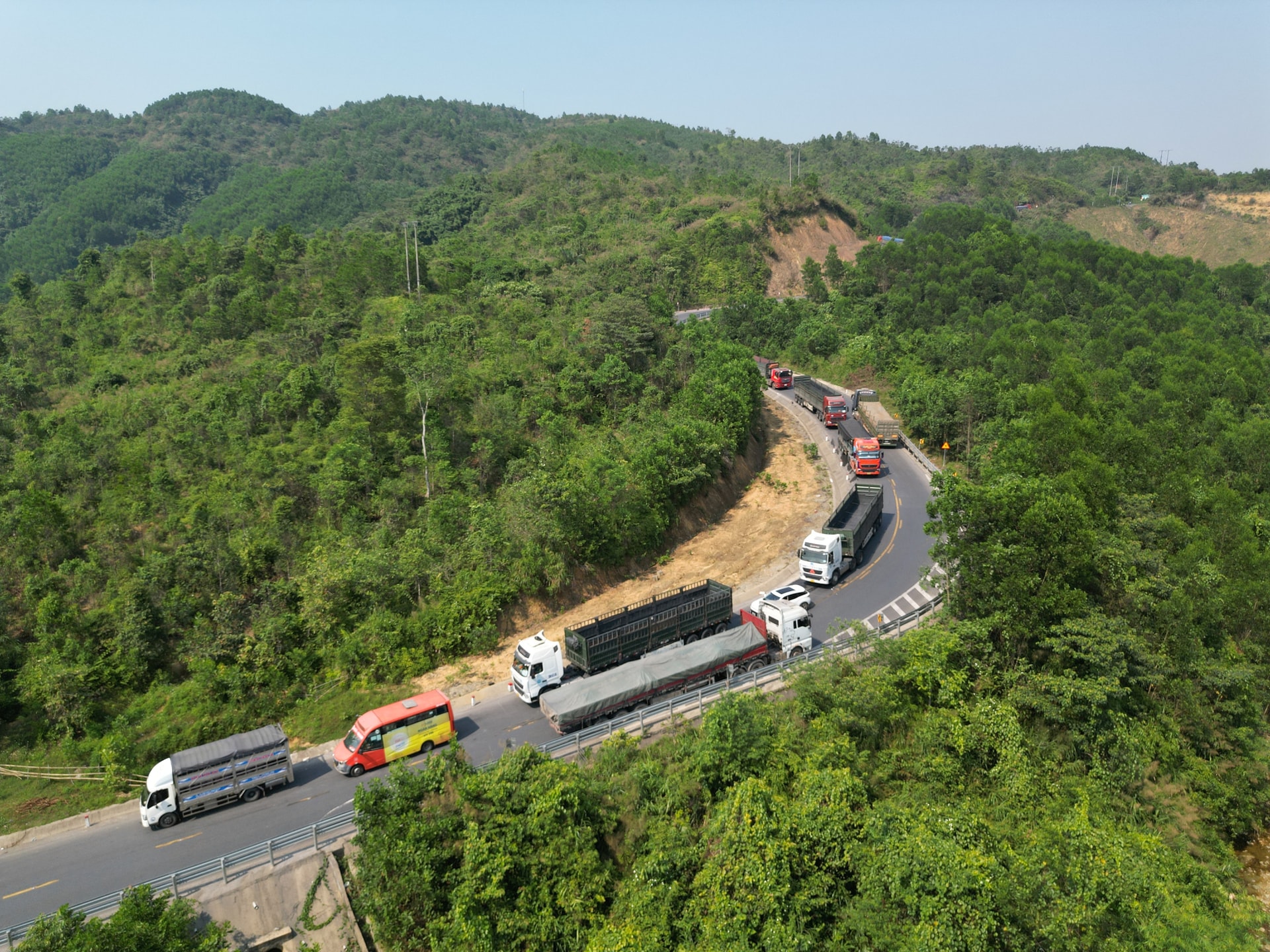 Quốc lộ 49 những ngày đầu thực hiện phương án phân luồng xe tải nặng- Ảnh 1.