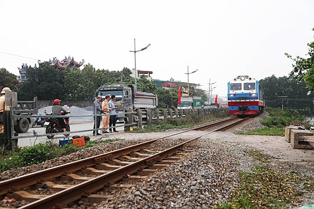 Lực lượng CSGT tại các địa phương có tuyến đường sắt đi qua đồng loạt ra quân, tăng cường kiểm tra, xử lý vi phạm. Trong đó đáng chú ý là việc phân công CSGT bí mật ghi hình.