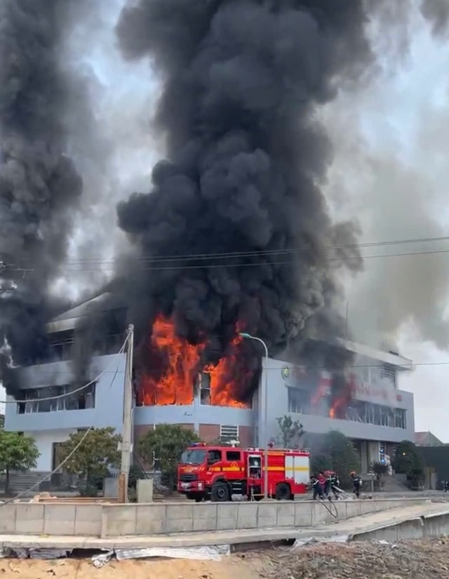 Hà Tĩnh: Cháy lớn tại khu trưng bày công ty gỗ, khói bốc cao hàng chục mét- Ảnh 2.