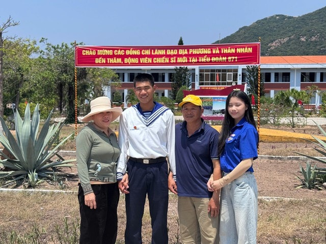 Cuộc thăm gặp ấm cúng dành cho các chiến sĩ hải quân mới- Ảnh 2.