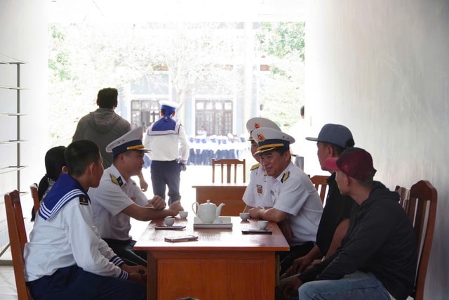 Cuộc thăm gặp ấm cúng dành cho các chiến sĩ hải quân mới- Ảnh 1.