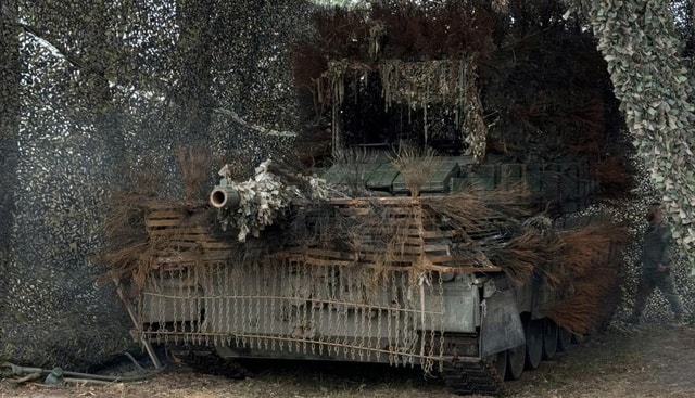 Xe tăng Leopard 1A5 Ukraine vẫn 'sống khỏe' sau hơn 50 đòn tấn công từ UAV Nga- Ảnh 1.