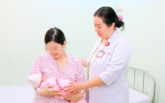 Mổ bắt con và bóc khối u xơ nặng 1,1 kg để cứu mẹ con thai phụ- Ảnh 1.