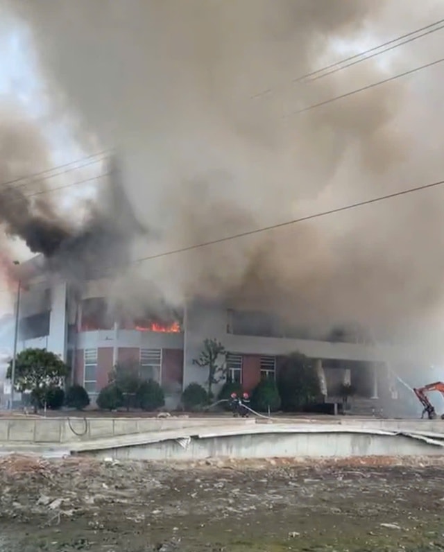 Hà Tĩnh: Cháy lớn tại khu trưng bày công ty gỗ, khói bốc cao hàng chục mét- Ảnh 1.