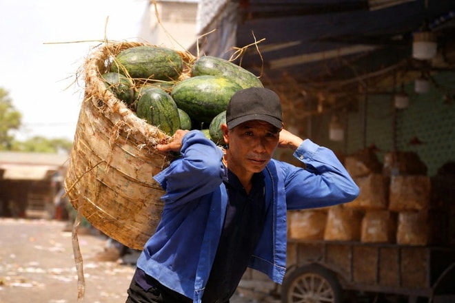 Người lao động Nghệ An oằn mình mưu sinh dưới cái nắng như đổ lửa- Ảnh 8.