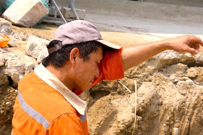 Người lao động Nghệ An oằn mình mưu sinh dưới cái nắng như đổ lửa- Ảnh 7.