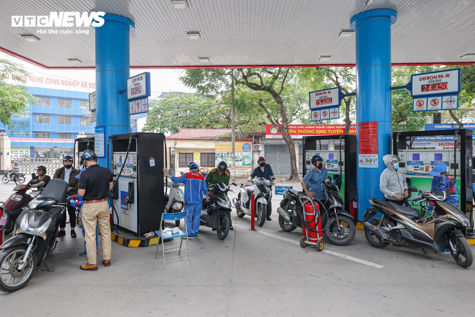 Thành phần xăng E10 gồm 90% xăng khoáng và 10% ethanol - loại cồn có thể sản xuất từ sắn, mía, ngô. So với xăng E5 hiện đang lưu hành, xăng E10 có tỷ lệ ethanol cao hơn, được kỳ vọng sẽ tăng hiệu quả giảm phát thải. (Ảnh: Minh Đức)