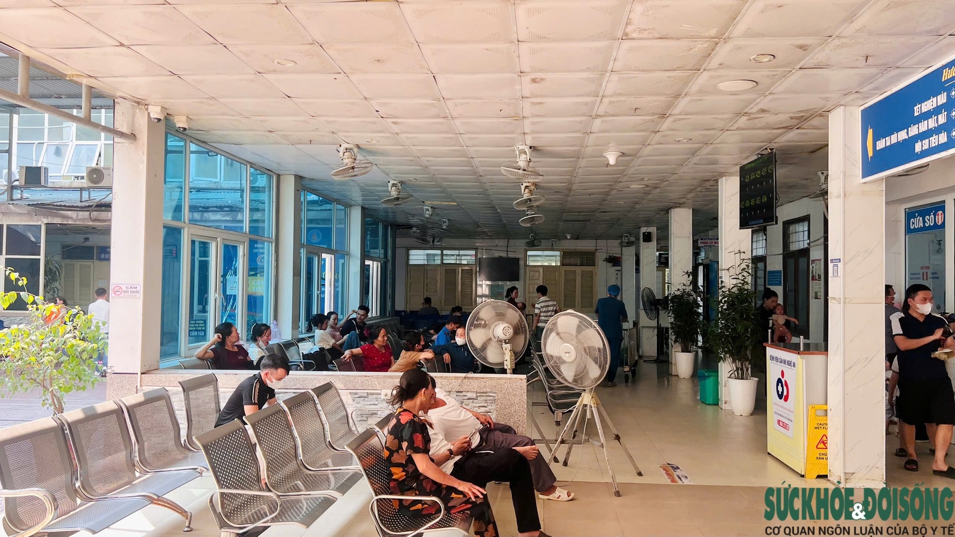 Nắng nóng kéo dài, bệnh viện 'căng mình' đón bệnh nhi và người già- Ảnh 1.