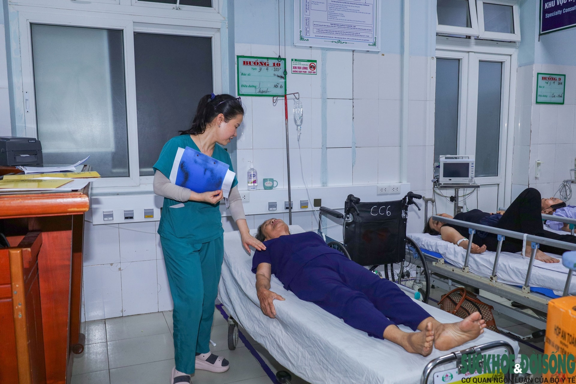 Nắng nóng kéo dài, bệnh viện 'căng mình' đón bệnh nhi và người già- Ảnh 4.