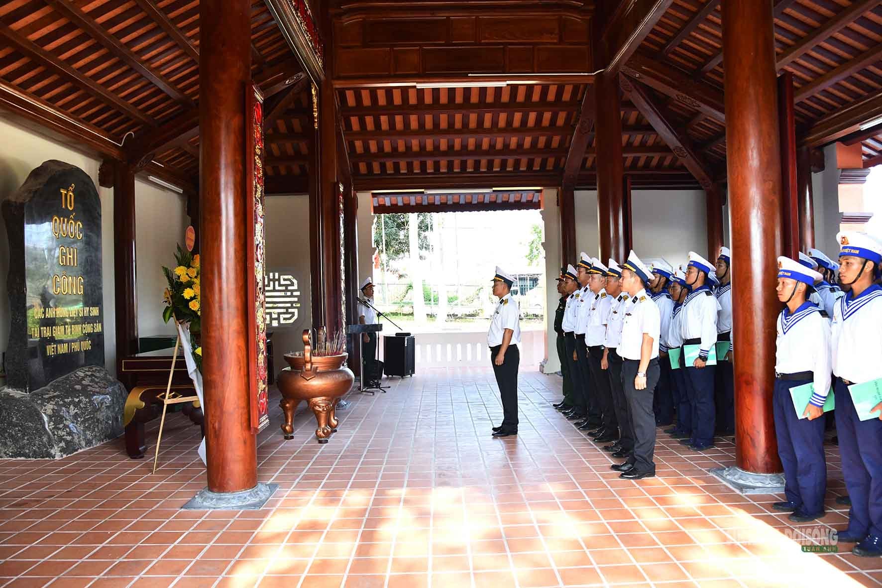 Chiến sĩ mới Vùng 5 Hải quân về nguồn- Ảnh 1.